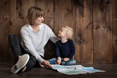 Mutter und Kind sitzen am Boden