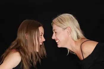 zwei Frauen lachen einander an